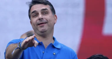 Flávio Bolsonaro diz que não tem relação com Michelle e que não viu vídeo com críticas