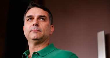 Flávio Bolsonaro participa de audiência nos EUA sobre tarifas de Trump contra o Brasil