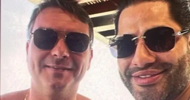 Foto com 'capanga de Vorcaro' cria "problemão" para Flávio Bolsonaro