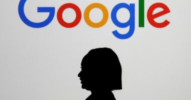 Google é multado em US$ 1 bilhão pela UE por práticas que prejudicam a concorrência