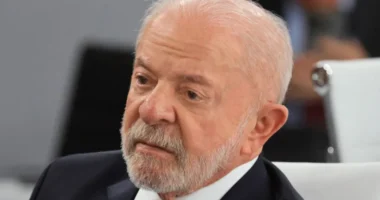 Governo Lula repudia atuação de Flávio Bolsonaro nos EUA e cita vínculo com caso Master