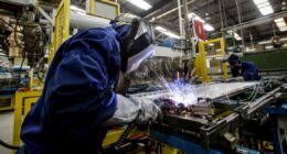 Indústria perde impulso em maio, mas emprego ainda é elevado