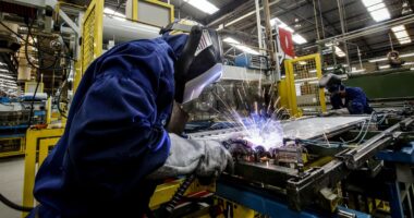 Indústria perde impulso em maio, mas emprego ainda é elevado