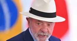 Lula mostra dedo do meio durante evento do Governo