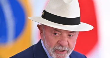 Lula mostra dedo do meio durante evento do Governo