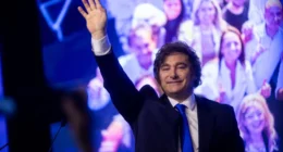Milei chama Alexandre de Moraes de 'lixo careca' em evento de Flávio Bolsonaro
