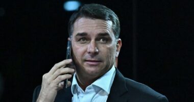 Nos EUA, Flávio Bolsonaro cita corrupção, Pix, Master, STF e acena para eleição; leia bastidores