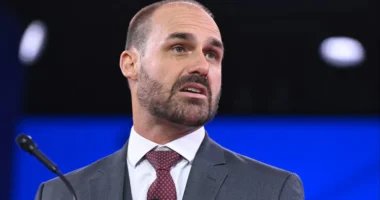 PF encerra processo e decide demitir Eduardo Bolsonaro por abandono de cargo