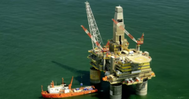 Petróleo dispara após retomada de ataques entre EUA e Irã e bloqueio do estreito de Ormuz