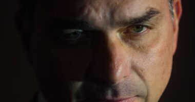 Setor privado vê Flávio deslocado do debate nos EUA e com atuação constrangedora; leia bastidor