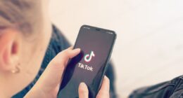 TikTok vai reforçar detecção de contas que divulgam vídeos gerados com IA