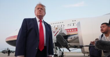 Trump impõe tarifa de 50% sobre o Canadá por ‘discriminar’ automóveis e bebidas dos EUA