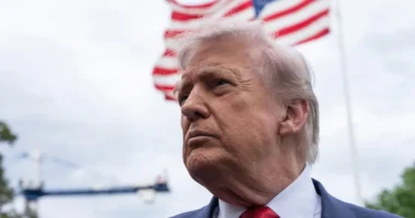 Trump pode interferir na eleição para favorecer Flávio Bolsonaro e gerar caos, diz brasilianista