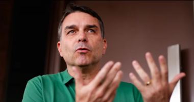 ‘Não tinha nenhunzinho do governo’, critica Flávio Bolsonaro após audiência nos EUA sobre tarifas