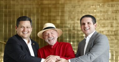 Congresso vota taxa das blusinhas e fim da 6x1 após pacto entre Lula, Motta e Alcolumbre