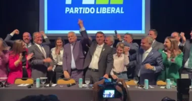Flávio Bolsonaro anuncia Alfredo Gaspar, relator da comissão do INSS, como vice