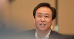 Fundador da Evergrande é condenado à prisão perpétua por fraude financeira na China