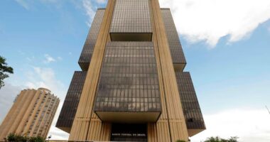 Inflação volta a ficar abaixo do teto da meta, mas BC não dá pistas sobre novos cortes de juros