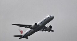 Jato chinês C919 faz primeiro voo comercial internacional e desafia domínio de Boeing e Airbus
