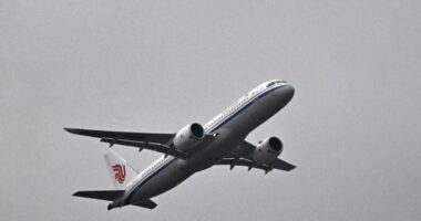 Jato chinês C919 faz primeiro voo comercial internacional e desafia domínio de Boeing e Airbus