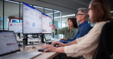 Por que quase dobrou número de CEOs no Brasil planejando investir mais em IA para força de trabalho