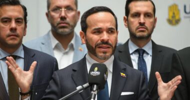 Presidente da Colômbia pede a Trump suspensão de tarifas após terremoto
