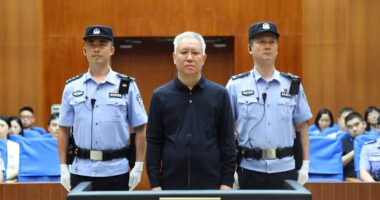 Quem é o fundador da Evergrande condenado à prisão perpétua por fraude financeira na China