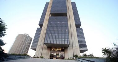 Economia perde força e mercado antecipa para 2034 previsão de dívida maior que o PIB