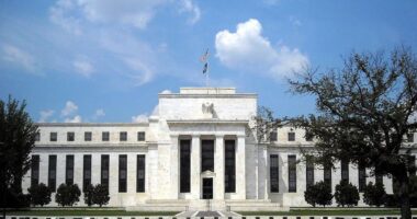 Fed precisa subir juros e não deveria ter cortado taxa em 2024 e 2025, diz ex-diretor do BC dos EUA