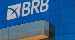 Governadora do DF determina que empresas públicas depositem dinheiro no BRB em meio à crise do banco