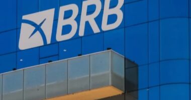 Governadora do DF determina que empresas públicas depositem dinheiro no BRB em meio à crise do banco