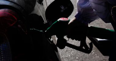 Inflação nos EUA desacelera, mesmo com aumento dos gastos dos consumidores