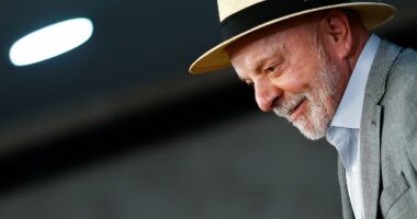 Lula ajusta tom do discurso e tenta se aproximar de empresários e banqueiros às vésperas da eleição