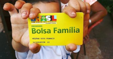 Lula repete Bolsonaro e faz reajuste eleitoreiro no Bolsa Família, pressionado por queda em pesquisa