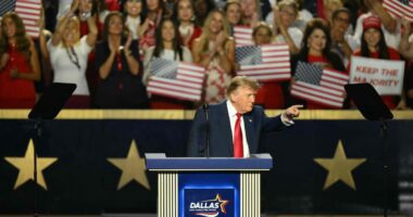 O Auto da Compadecida americano: Trump sobe ao palco e promete US$ 5 mil; o que faltou explicar