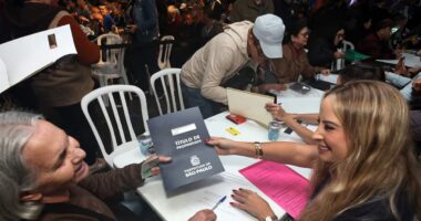 Prefeitura supera marca de 100 mil títulos de propriedade entregues pelo programa Escritura na Mão