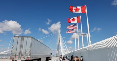 Tarifas de retaliação do Canadá sobre produtos dos EUA entram em vigor nesta terça-feira