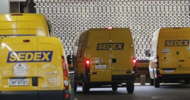 Trabalhadores dos Correios entram em greve em todo o Brasil por tempo indeterminado; entenda