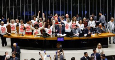 A escala 6x1 deve ser votada hoje. Você já fez a conta?