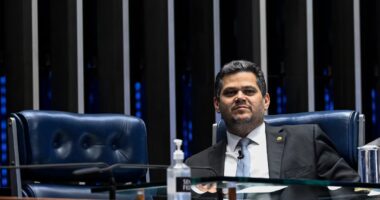 Alcolumbre coloca PEC da escala 6x1 na pauta do Senado de 6 de outubro, dois dias após 1º turno