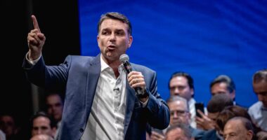 Como Flávio Bolsonaro passou de azarão a alvo de interesse do empresariado
