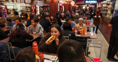 Crise no Chile afeta até uma das mais democráticas comidas do país: o cachorro-quente ‘completo’