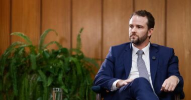 Desenrola 3: Governo espera comprar R$ 90 bi em dívidas antigas em novembro, diz Durigan