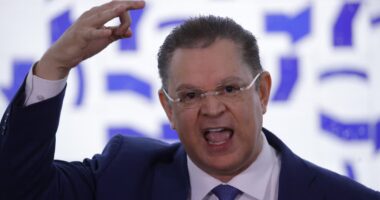 Em dia de votação da 6x1, líder do PL diz que partido tentará votar PEC por hora trabalhada em 2027
