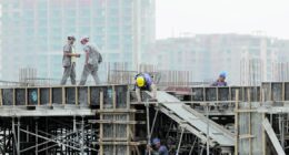 Escala 5x2 pode agravar escassez de trabalhadores em setores como os de supermercados e construção