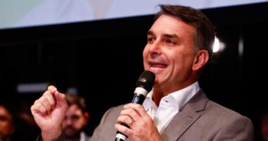 Flávio Bolsonaro afirma que dará reajuste acima da inflação para aposentadorias se eleito