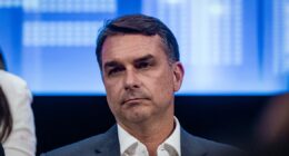 Flávio Bolsonaro não é salvador da democracia, mas político sob suspeita que quer se safar pela urna