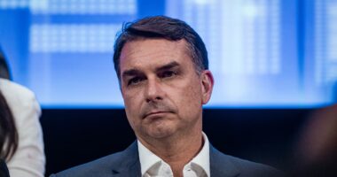 Flávio Bolsonaro não é salvador da democracia, mas político sob suspeita que quer se safar pela urna