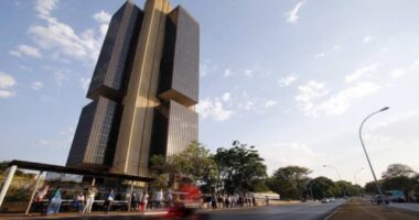 Mercado mantém projeção para inflação e juros em 2026 e espera PIB e dólar mais baixos