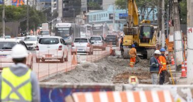 Municípios devem ter impacto de R$ 6,6 bilhões por ano com fim da escala 6x1, estima CNM